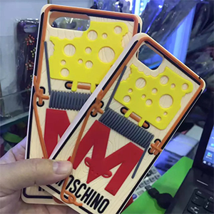 モスキーノ iPhone8 ケース パロディー チーズ 鼠取る器 可愛い